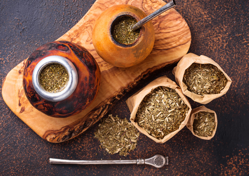 Hvad smager yerba mate af?